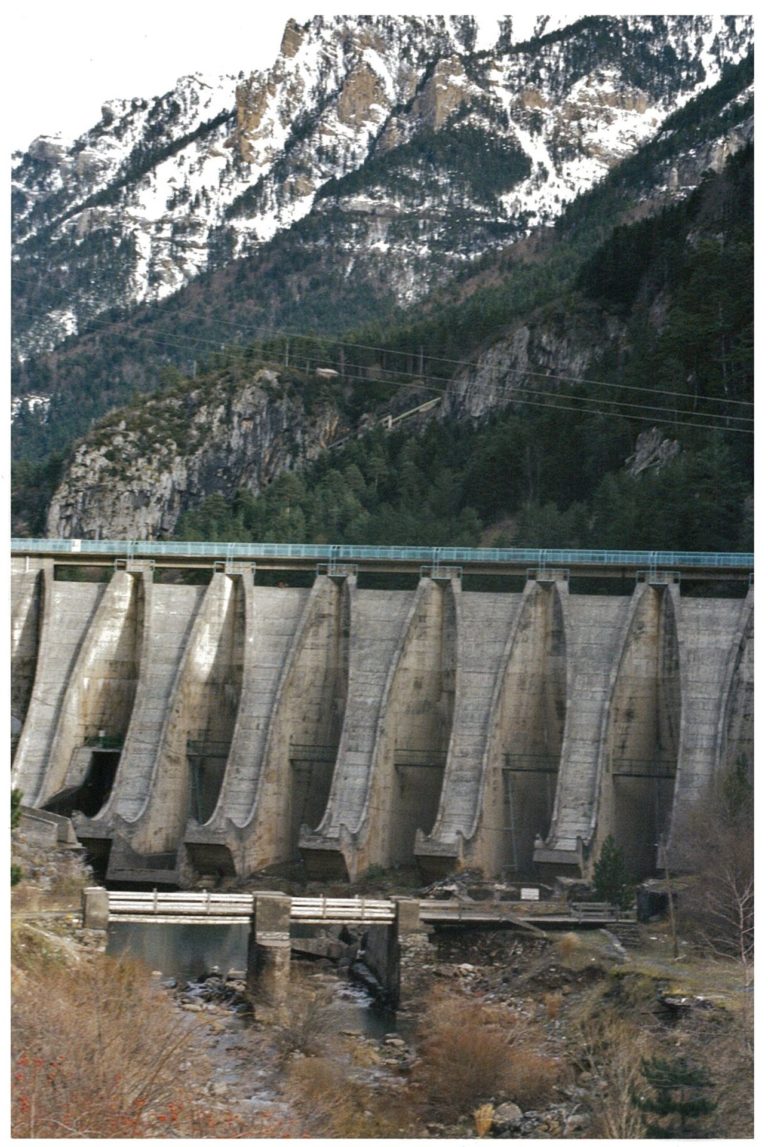 Central hidroeléctrica de IP y contraembalse de Canfranc