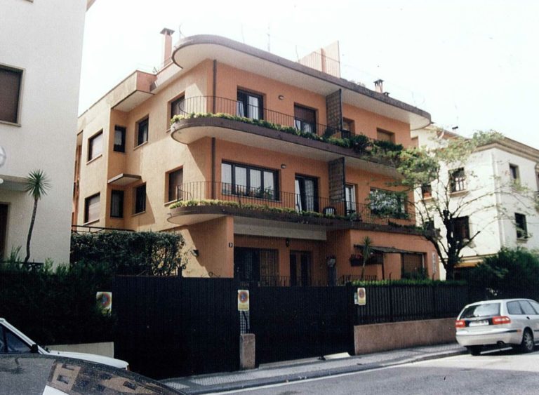 Edificio de viviendas (calle del Infante Don Jaime 3-5)