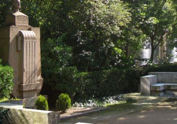 Monumento-fuente al poeta Núñez de Arce