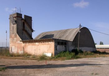 Hangar y torre de control del campo de aviación Magraners