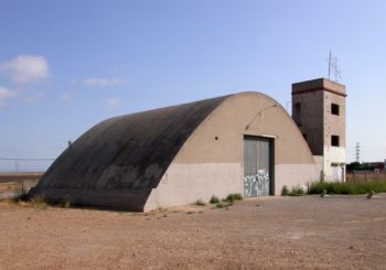 Hangar y torre de control del campo de aviación Magraners