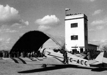 Hangar y torre de control del campo de aviación Magraners