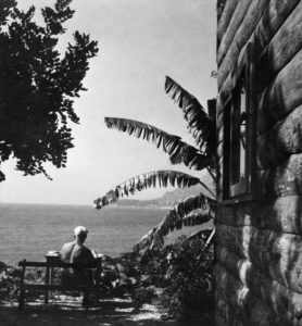 foto : Lucien Hervé, Le Corbusier devant le cabanon, Cap Martin - Roquebrune 1951 © FLC-ADAGP / Lucien Hervé / J. Paul Getty Trust