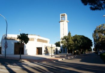 Iglesia y espacio urbano del pueblo de colonización del Solanillo