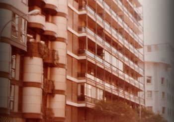 Edificio de viviendas y comercios en tres escaleras. Renta limitada. Grupo I