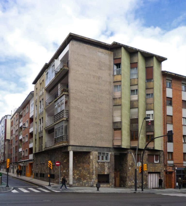 Edificio de viviendas de renta limitada (calle Ramón y Cajal)