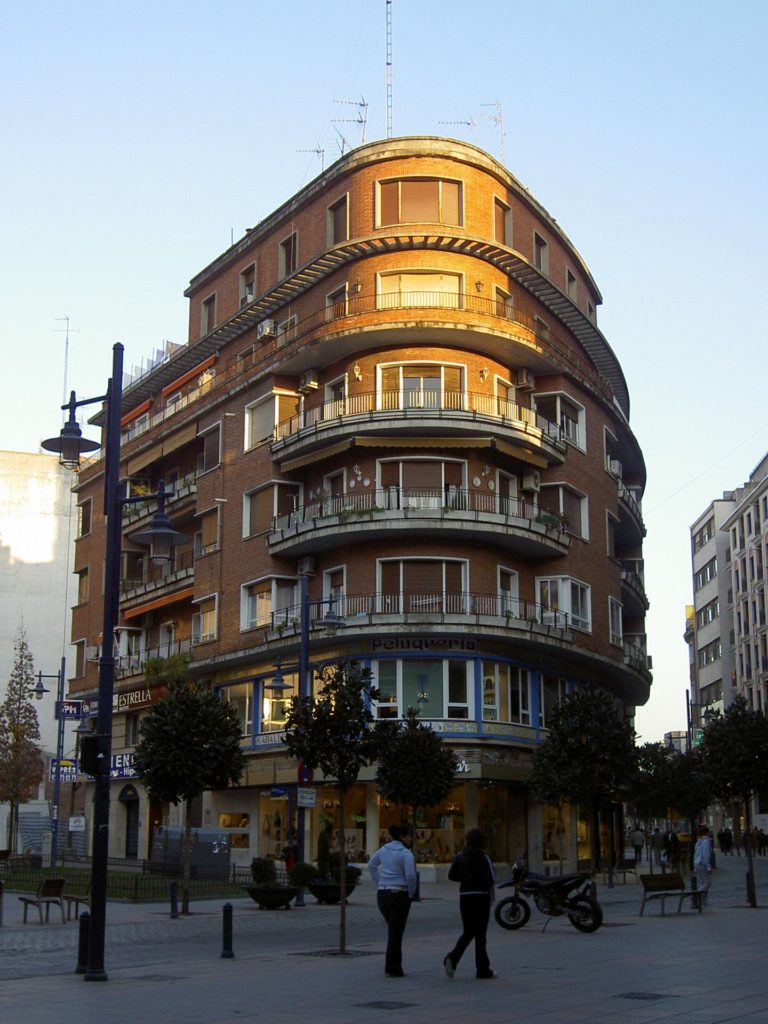 Edificio Márquez. Viviendas en esquina